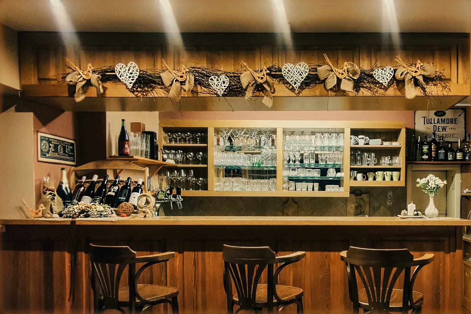 Bar penzionu Horácko s dřevěnými detaily